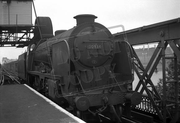 30934 1957-04 Charing Cross