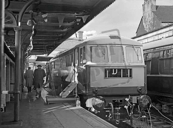 E3200 1966-02-19 Northampton Castle Station