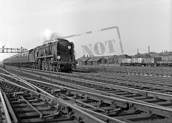 34042 1965 Eastleigh station