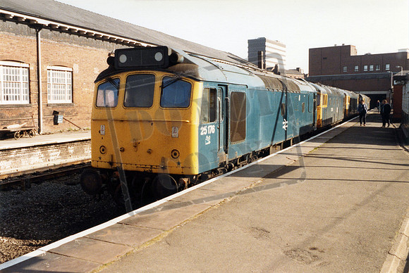25176 1984-04-26 Walsall station