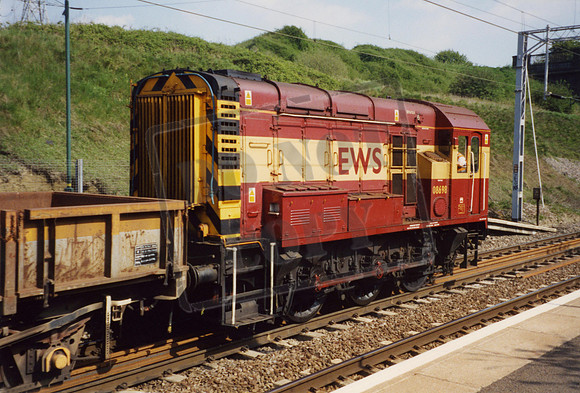 08698 2000-05-02 Tame Bridge station