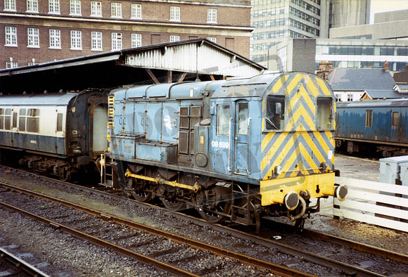 08699 1982-10-04 Leicester Station