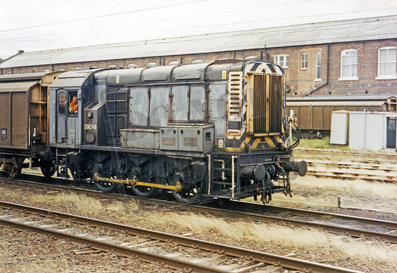 09014 2000-07-11 Doncaster station