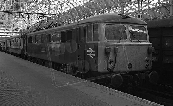 87018 c1981 Manchester Piccadilly-ROnegA22006