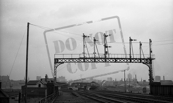 D1xxx 1967-05-06 Holbeck High Level station-ROneg-1703-244