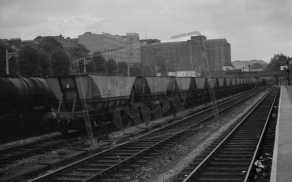 1813 1826 1970-07-04 Kensington on Welbeck to Northfleet MGR 43 trucks-ROneg-016