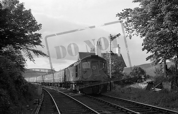 5334 1972-06 Helmsdale on 10-30 ex Inverness-ROneg-1903-080