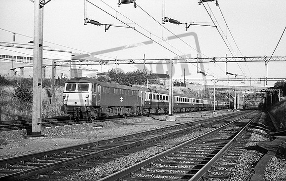 87025 1975-09-26 Roade