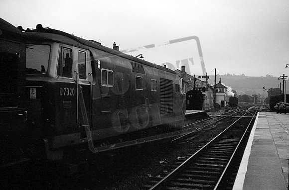 D7020 1963-08-07 Stroud on 6-45pm Cheltenham-Paddington-ROneg-1803-436