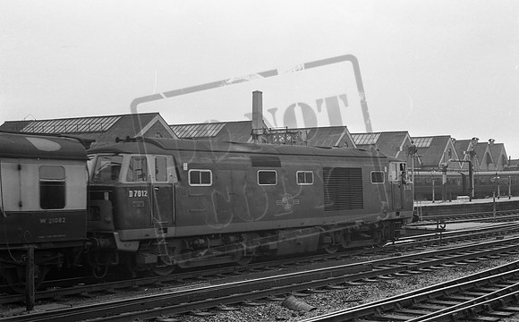 D7012 1964c Swindon-ROneg-1412-018