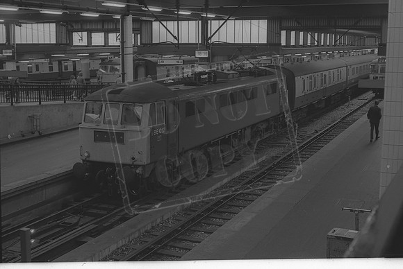 86012  1975-09-25 Euston-ROneg-177