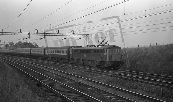 87017 1975-08 near Roade-ROneg-131