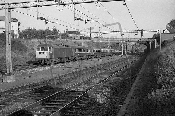 86233 1975-09-26 Roade-ROneg-175