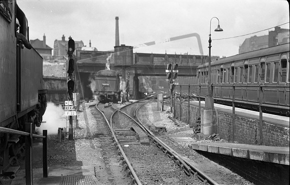 40022 1950s Moorgate, OS maps show water tank against Milton Street road bridge-ROneg-1612-845