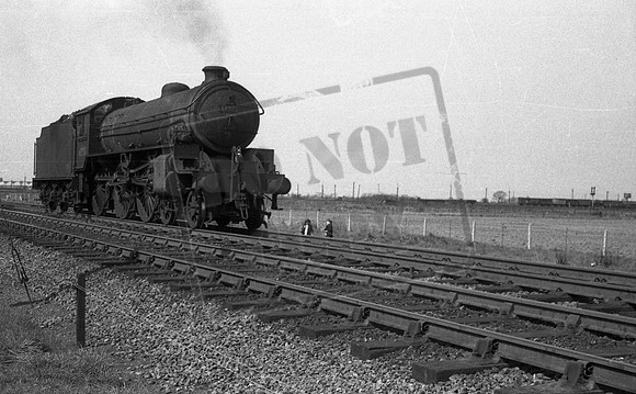 61282 1950s past West Marsh Junction towards Grimsby-ROneg-2002-JM-019