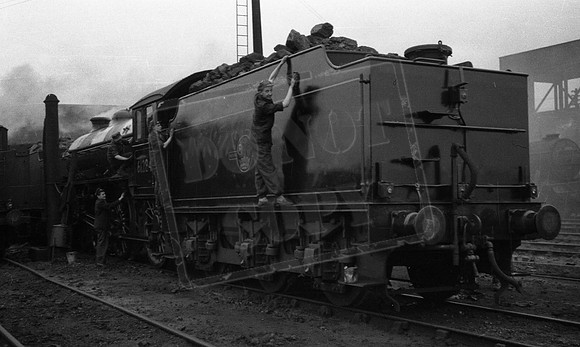 61284 1960c Immingham being cleaned for KX turn next day-ROneg-2002-JM-029