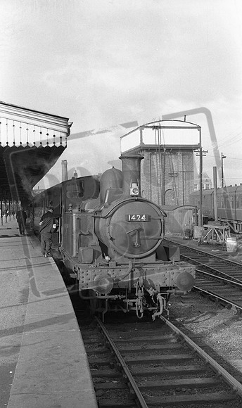 1424 1960s Gloucester on the Chalford Auto trainROneg-1612-808-030