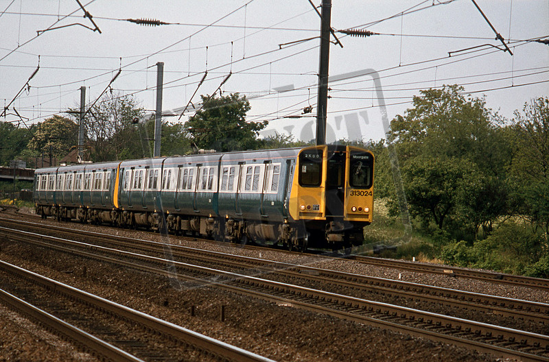 Rail-Online | Class 313 | EMU 313024 1977-06-01 Near Brookmans Park