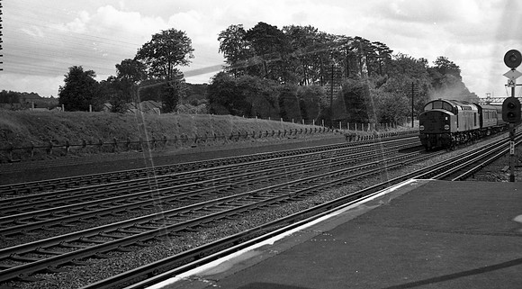 D224 1960-08-29 Carpenders Park Down express-ROneg-1906-252