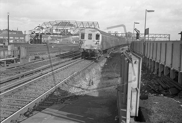 EMU 5914 1970s Clapham Junction-ROneg-1704-035