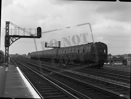 EMU 4636 1960s Raynes Park - on up local road -ROneg-003