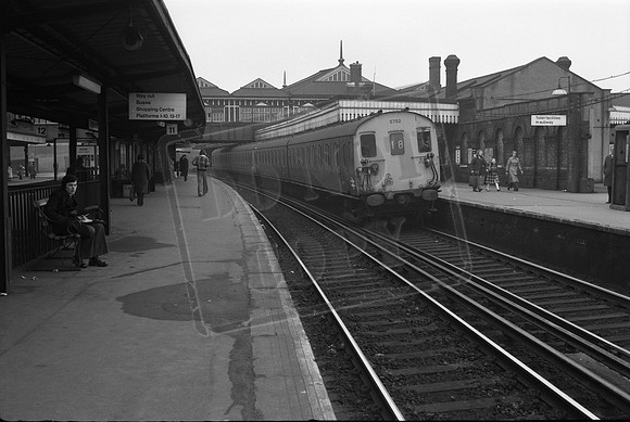 EMU 5752 1970s Clapham Junction-ROneg-1704-023