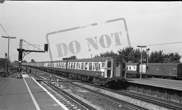EMU 3011 1971-07 Surbiton-ROneg-094