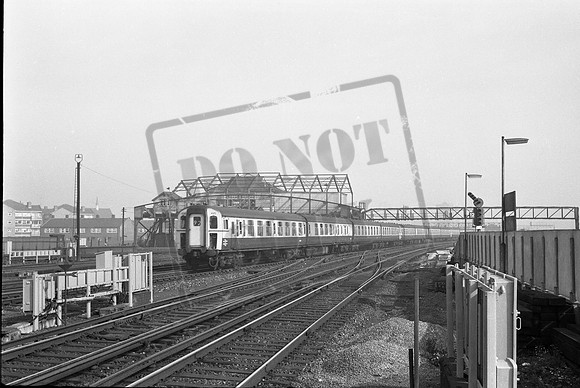 EMU 420 1970s Clapham Junction-ROneg-1704-068
