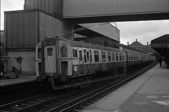 EMU 7033 1970s East Croydon -ROneg-1704-052