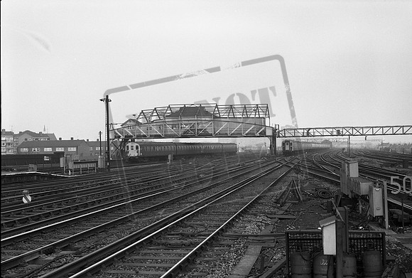 EMU 5922 1970s Clapham Junction-ROneg-1704-031
