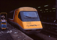 EMU 370007 APT 1985-02-22 Euston Looking very tatty in the snow