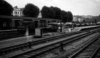 D4132 1970-07-24 Kensington Olympia offloading night train from Perth-ROneg-1312-634