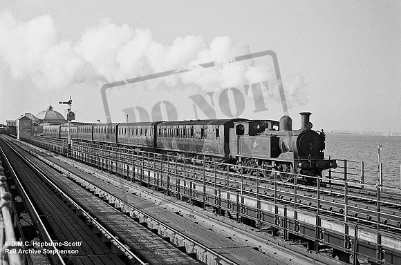 W20 1966-05-29 Ryde Pier Head