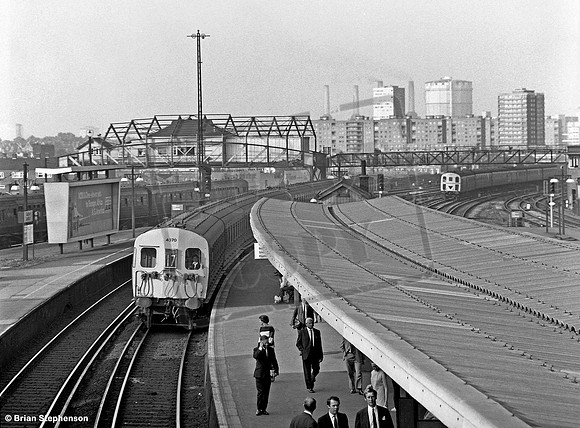 EMU 4370 1969-08 Clapham Junctionm