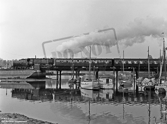 33006 1966-03-19 Lymington Pier