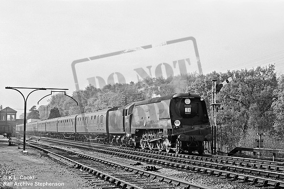 34075 1957-04-22 Hildenborough