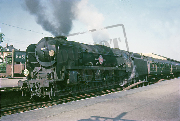 35010 1966-06 Basingstoke station