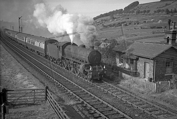 61096 1950s Leaving Scarborough