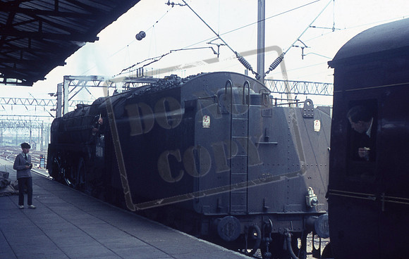 70018 1965-06-04 Crewe backing onto 10.35 ex Euston-ROS-1308-975