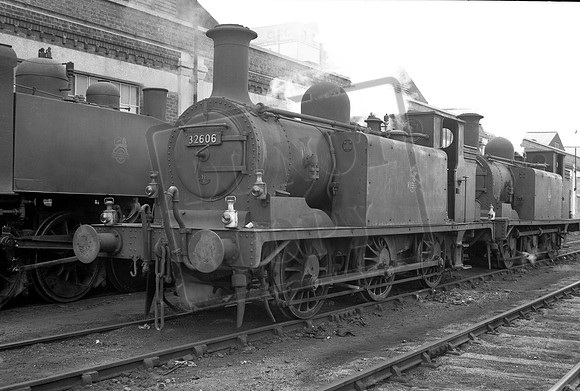 32606 1955-04-30 Southampton Docks
