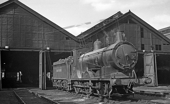 697 1950c Eastleigh shed