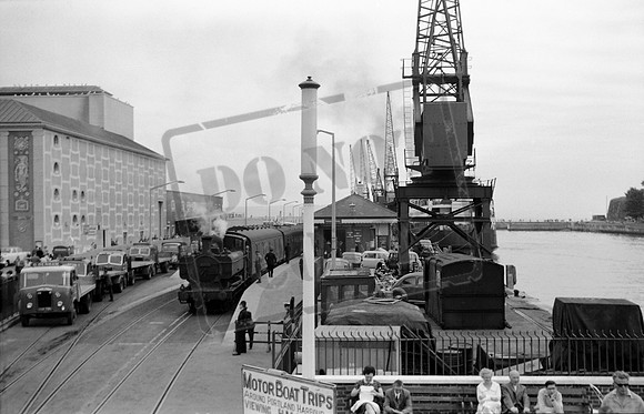 8799 1962 Weymouth Quay