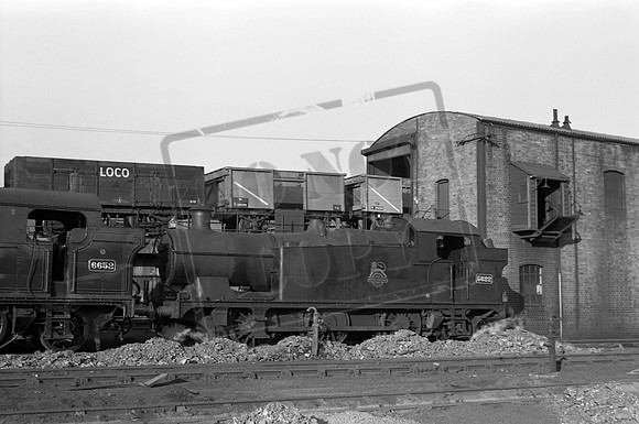 5622 1957-04 Cardiff Cathays shed