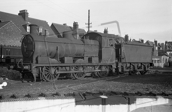 65581 1950s Yarmouth Beach shed