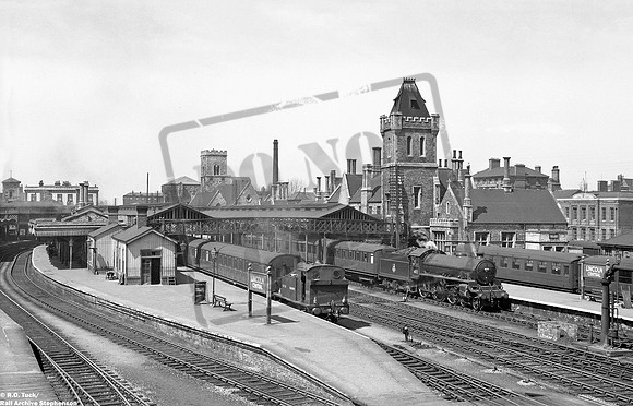 61112 1951-05-12 Lincoln Central station