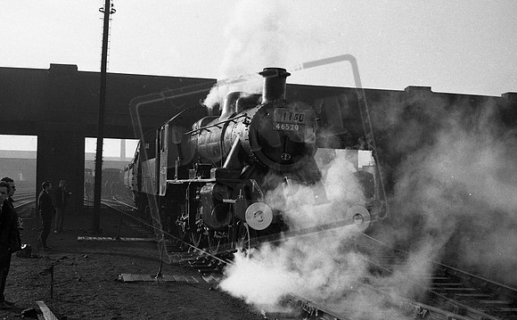 46520 1967-02-18 Coming off Warrington Dallam shed under Folly Lane bridge LCGB railtour-ROneg-1612-488-054