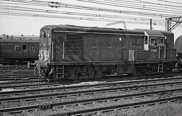 D8242 1964-09-12 Stratford station
