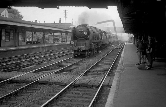 34028 1961-08-01 Eastleigh Station