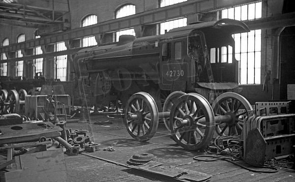 42730 1960s Horwich Works erecting shop