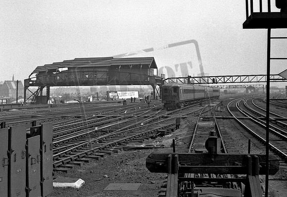 EMU 4xxx 1956-06-13 Clapham Junction